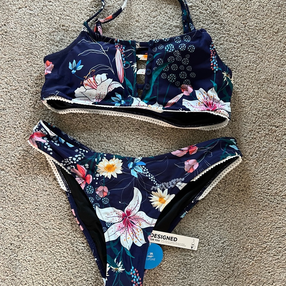 NWT Cupshe Swimsuit Set. Size large (8-10). Navy floral and super cute.